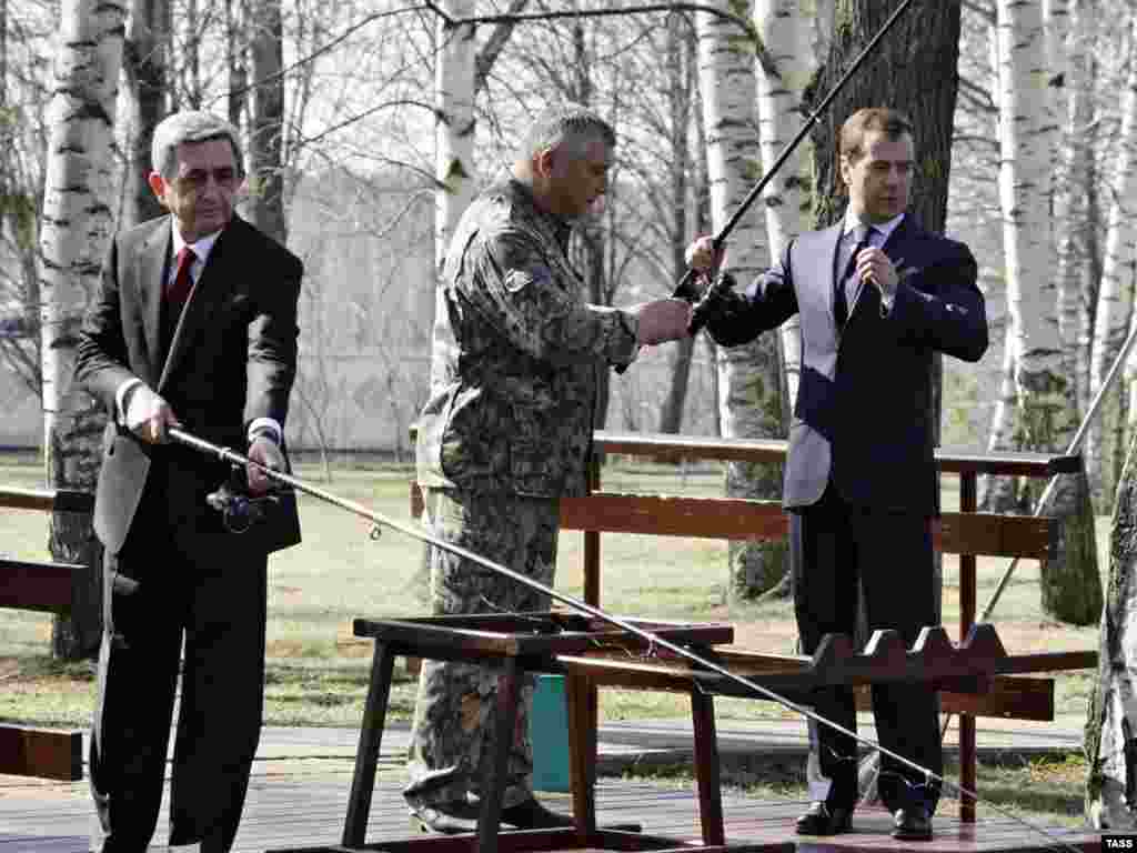 Rusija - Pecanje - U Rusiji su predsjednici Rusije, Medvedev i Armenije, Sargisijan, imali neformalne razgovore i usput - pecali.