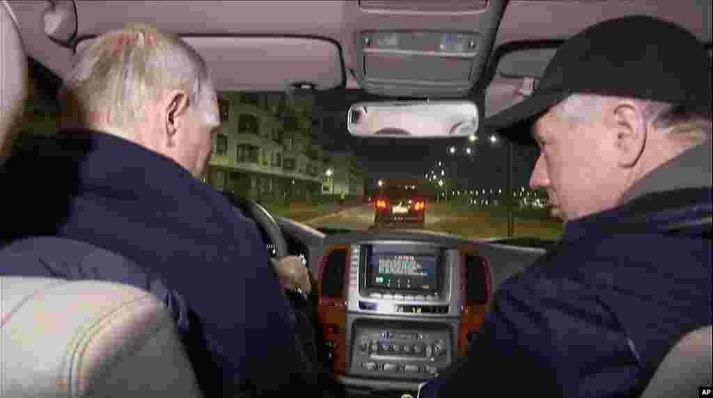 Putyin mariupoli útja sötétben zajlott. Az állami televízió azt mutatta, amint egy autó volánjánál ülve miniszterelnök-helyettese, Husnullin társaságában végighajt a városon, és részletesen tájékoztatják a lakások, hidak, kórházak, közlekedési útvonalak és egy koncertterem újjáépítéséről.&nbsp;Az ukrajnai háború első évében a kikötőváros szenvedte el a legnagyobb pusztítást, nagy része megsemmisült, mire végül májusban az orosz csapatok kezére került
