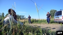 Migrantët nga Lindja e Mesme në kufirin me Hungarinë