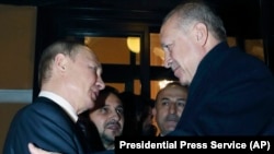 Recep Tayyip Erdogan (sağ) və Vladimir, Moskva, 5 mart 2020