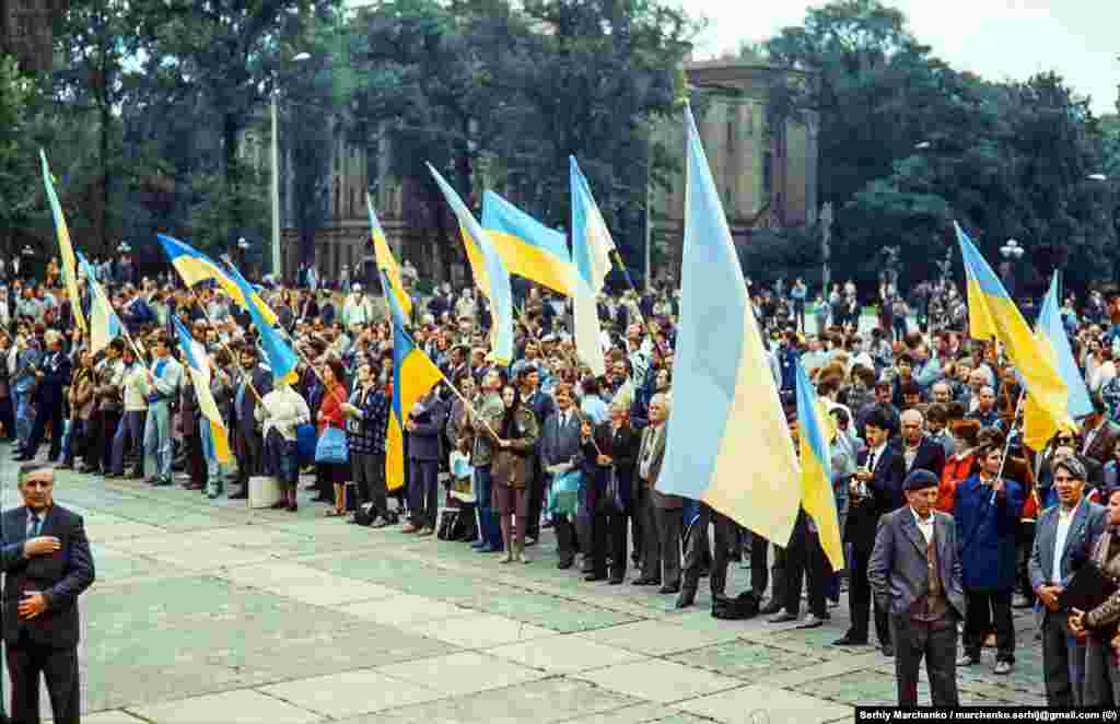 Біля будівлі, де проходив установчий з&#39;їзд, усі три дні також було велелюдно. Люди слухали голосову трансляцію, яка велася на площу, й раділи тому, що відбувалося всередині. Перебіг з&#39;їзду висвітлювали понад 130 журналістів