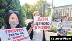 Акция в поддержку подозреваемого в убийстве алматинца, стрелявшего при попытке выселения его семьи. Алматы, 21 сентября 2021 года