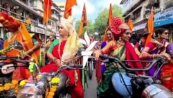 هند: جشن کې د ښځو د موټر سايکل د ځغل سیالي او دوديزه نڅاګانې