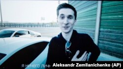 Youtube арнада сөйлеп тұрған Евгений Никулин.