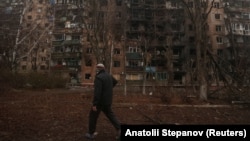 Чоловік проходить повз багатоквартирний будинок, що був пошкоджений ударом російського безпілотника, Краматорськ, Донецька область, 2 грудня 2025 року