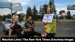 25 августа 2014 года, Донецк. Снимок, сделанный фотографом Маурисио Лима специально для New York Times, на котором избивают привязанную к столбу Ирину Довгань