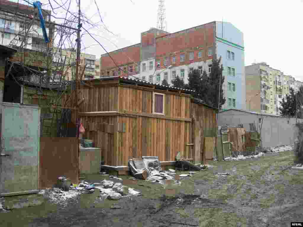 Bu taxta evcikdə iki Zəngilan qaçqının ailəsi yaşayır