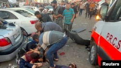 Палестинцы пытаются помочь пострадавшим жителям Газы