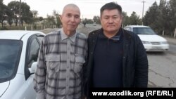 Узбекский журналист Солиджон Абдурахманов (слева) после выхода из тюрьмы