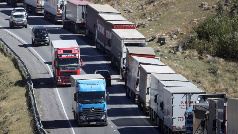 На выезде из России в Грузию образовалась большая очередь грузовиков