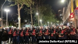 Forcat e rendit krijojnë kordon mbrojtës gjatë protestës antiqeveritare pranë ndërtesës së Qeverisë shqiptare në kryeqytetin Tiranë, 17 prill 2026.