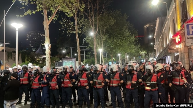 Forcat e rendit krijojnë kordon mbrojtës gjatë protestës antiqeveritare pranë ndërtesës së Qeverisë shqiptare në kryeqytetin Tiranë, 17 prill 2026.