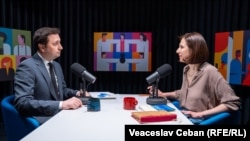Poetul Ivan Pilchin discutând cu autoarea podcastului Laboratorul Social, Victoria Coroban, în studioul Europei Libere