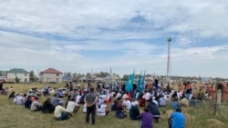 Люди у могилы Дулата Агадила. 4 августа 2020 года.
