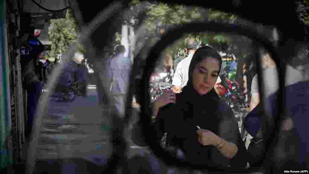 Mlada Iranka šeta Teheranom.