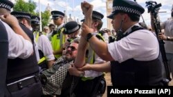 Policija hapsi jednog od demonstranata na protestu ispred britanskog parlamenta, 9. avgust 2025.