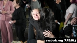 გათავისუფლებული და დეპორტირებული ბელარუსი პოლიტპატიმრები და სვიატლანა ციხანოუსკაია აშშ-ის საელჩოსთან ვილნიუსში. 2025 წლის 11 სექტემბერი.