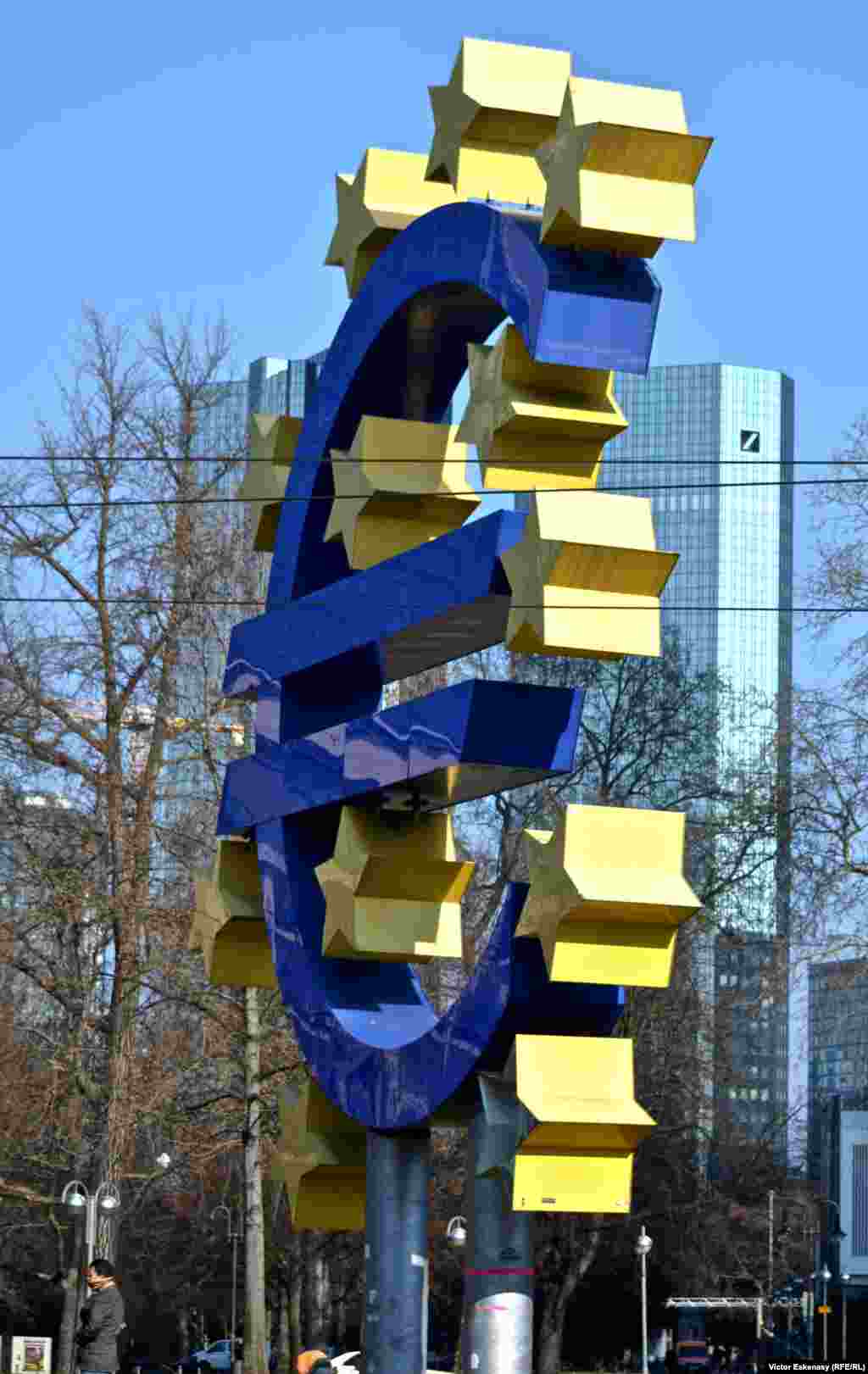 Emblema euro în fața BCE