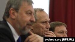 Один из лидеров оппозиции Андрей Санников (слева) по-прежнему остается под стражей
