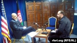 عباس کاموند معاون سخنگوی سفارت امریکا در جریان مصاحبهء اختصاصی با سید فتح محمد بها خبرنگار رادیو آزادی در کابل
