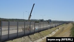 В Керчи устанавливают шумозащитные экраны вдоль трассы «Таврида»
