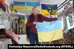 У кожну сітку, яку передають військовим, волонтери вкладають прапор