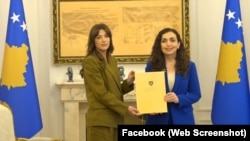 Vjosa Osmani posle isteka predsedničkog mandata predaje funkciju predsednici Skupštine Aljbuleni Hadžiju, 4. april 2026.