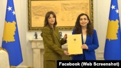 Presidentja ia dorëzon kryetares së Kuvendit, Albulena Haxhiut, postin e ushtrueses së detyrës së presidentit, pasi asaj i mbaroi mandati, më 4 prill 2026.