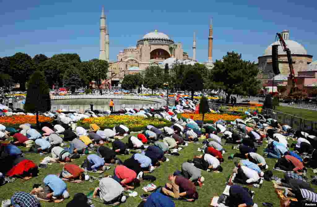 Myslimanët në Stamboll e falën Xhumanë në Xhaminë e Madhe të Shën Sofisë, dy javë pasi presidenti turk, Recep Tayip Erdogan, e riktheu monumentin historik në xhami.