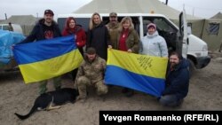 «Музичний батальйон» після концерту перед українськими вояками, архівне фото