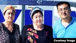 Каракалпакский активист Даулетмурат Тажимуратов с матерью Тотыхан Абдижамиловой (крайняя слева). Фото из семейного архива