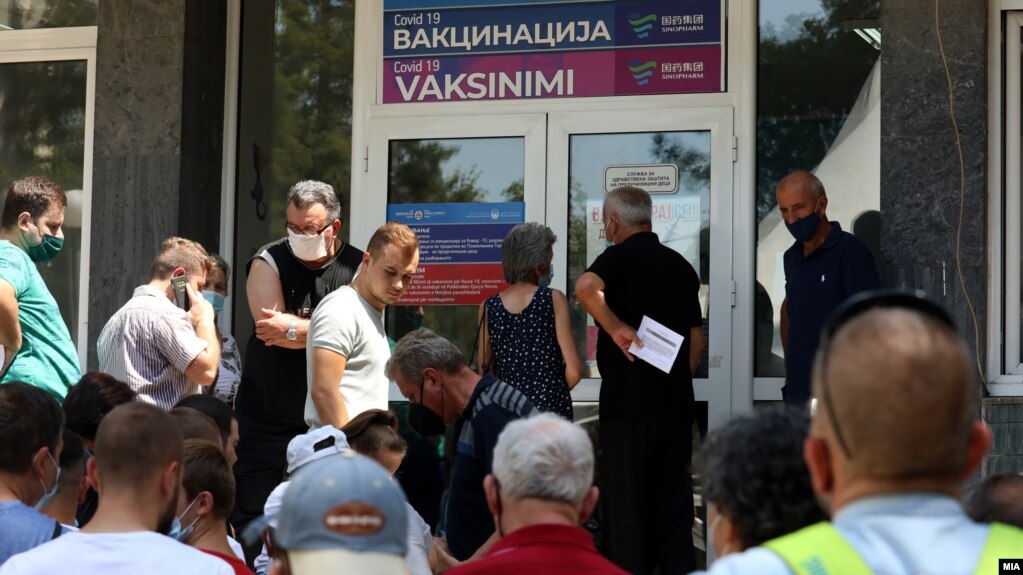 Qytetarët në Shkup presin pranë një qendre vaksinimi. Fotografi nga arkivi. 