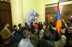Жители Еревана, недовольные подписанием соглашения о прекращении огня, в здании парламента Армении