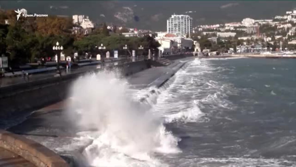 Алушта набережная шторм. Ялта море шторм. Шторм в крыму 2021. Что сейчас происходит в крыму шторм. Шторм в ялте.