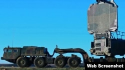 Российская РСЛ «Надгробие», мобильная радиолокационная станция обнаружения, являющаяся ключевым компонентом зенитных ракетных систем С-300ПМУ и С-400