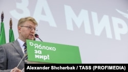 Председатель партии «Яблоко» Николай Рыбаков выступает на 22-м съезде Российской Объединенной демократической партии «Яблоко», декабрь 2023 года