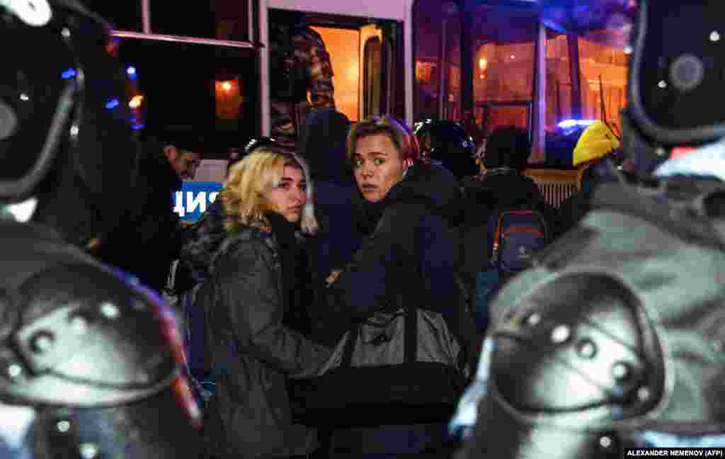 Затриманих саджають в автобуси в Москві