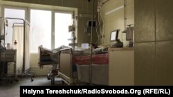 Пацієнт, хворий на COVID-19, у палаті львівської лікарні