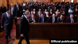 Armenia - Prime Minister Nikol Pashinian arrives for a conference on local government in Yerevan, February 11, 2019.
