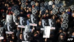 Թուրքիա - Հրանտ Դինքի բարեկամները ակցիա են անցկացնում դատարանի շենքի մոտ` «Այս դատավարությունը չպետք է նման ձեւով ավարտվի» կարգախոսով, Ստամբուլ, 17-ը հունվարի, 2012թ.