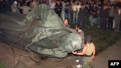 A crowd watches the statue of KGB founder Feliks Dzerzhinsky being toppled on Lubyanka Square in Moscow on August 22, 1991.