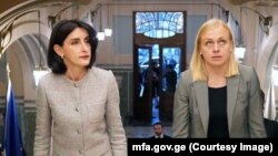 სურათზე: „ქართული ოცნების“ საგარეო საქმეთა მინისტრი მაკა ბოჭორიშვილი (მარცხნივ) და ეუთოს მოქმედი თავმჯდომარე ელინა ვალტონენი