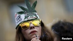 Učesnica protesta za legalizaciju marihuane u Tbilisiju