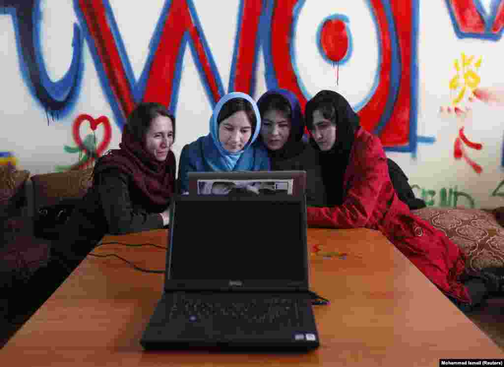 Vajza afgane duke punuar në internet kafenë e parë për gratë në Afganistan. (Kabul, 8 mars 2012)