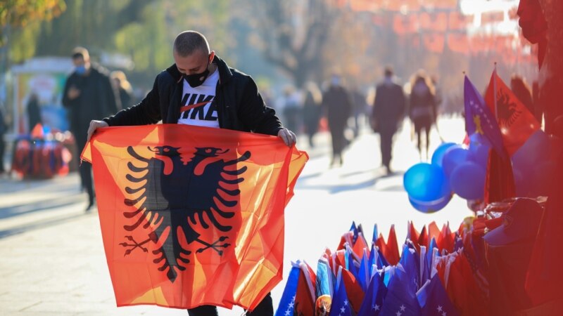 Shqiptarët presin me vite për shtetësi të Kosovës ose Shqipërisë