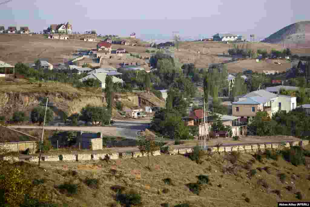 Aşıqlı kəndinin bir hissəsi və əsas magistral yol.