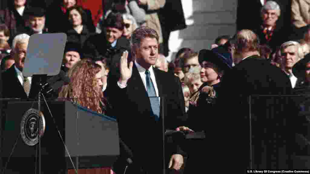 Bill Clinton polaže zakletvu pored svoje supruge Hillary i kćerke Chelsea 20. januara 1993. godine. Clinton će služiti dva mandata. Dolazeći predsjednici moraju se zakleti da će &quot;vjerno izvršavati dužnost predsjednika&quot; i &quot;čuvati, štititi i braniti ustav Sjedinjenih Američkih Država&quot;. &nbsp;