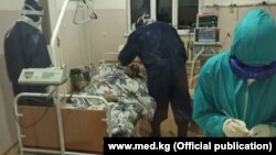 Өпкөнү жасалма дем алдыруучу аппаратта жаткан бейтапты дарылап жаткан Ноокат аймактык ооруканасынын дарыгерлери. 28-апрель, 2020-жыл. 