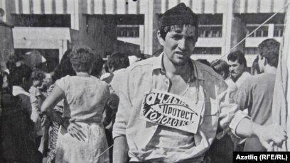 Ол әйелінің ішінде үлкен уақытты алады Сүт бездерінің емізіктері астынан шығып тұрады