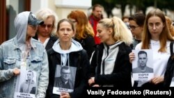 Fotografii ale unor politicieni și activiști de opoziție arătate de demonstranți în fața Teatrului Național Academic Janka Kupala, Minsk, 28 august 2020.